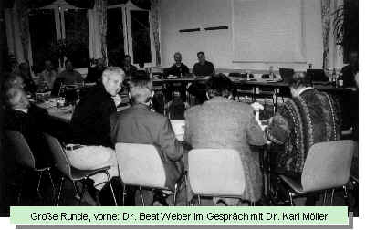 Große Runde, vorne: Dr. Beat Weber im Gespräch mit Dr. Karl Möller