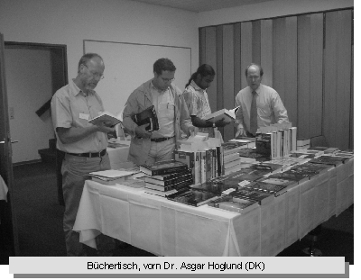 Büchertisch, vorn Dr. Asgar Hoglund (DK)